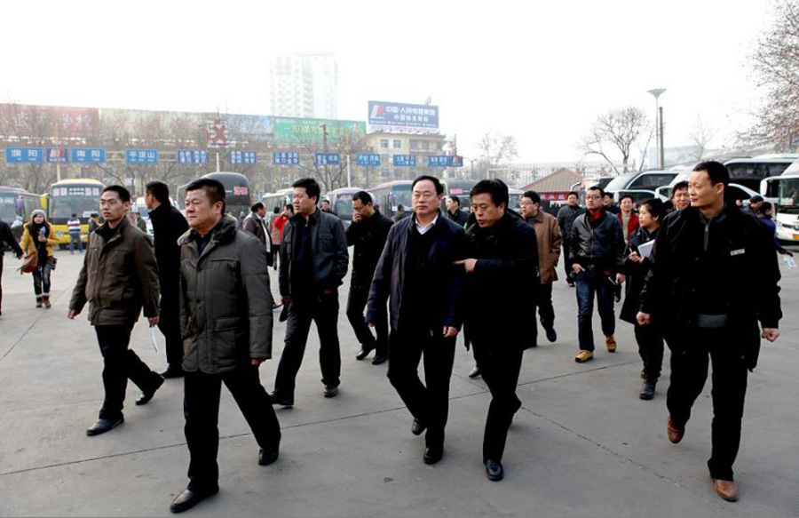 2012年1月12日，洛陽(yáng)市政府副市長(zhǎng)宋殿宇（右三）到洛陽(yáng)汽車(chē)站檢查春運(yùn)工作。